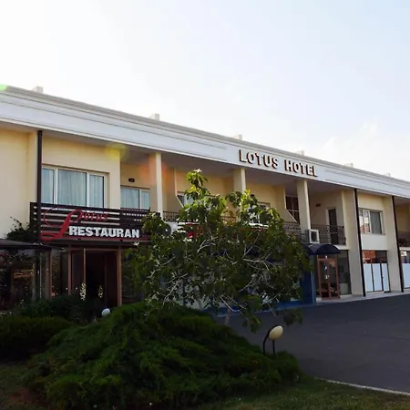 Lotus Family - Free Parking Hotel