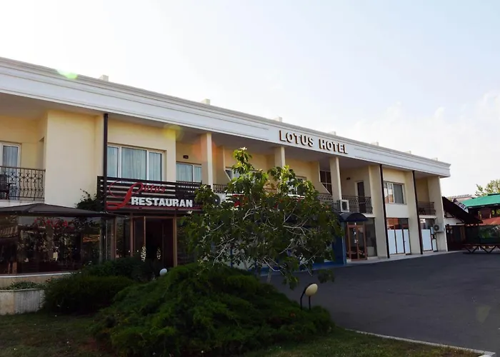 Lotus Family - Free Parking Hotel