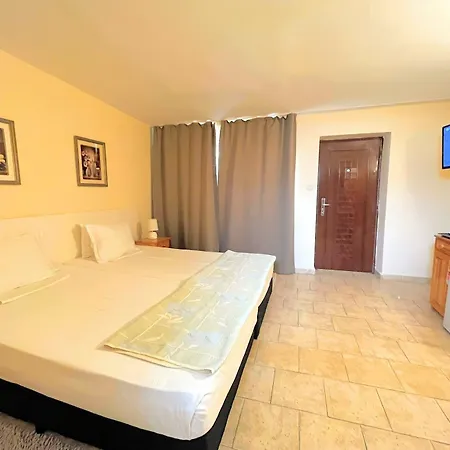 Lotus Family - Free Parking Hotel