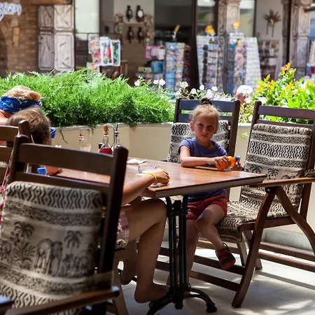 Готель Lotus Family - Free Parking